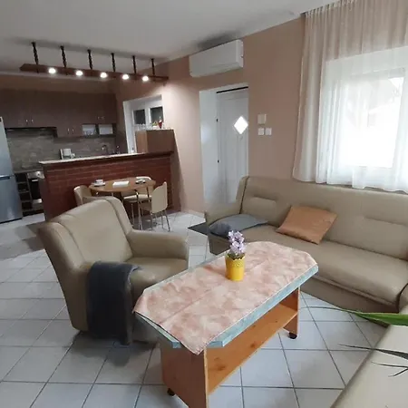 Holiday home Vizparti Nyaralo *