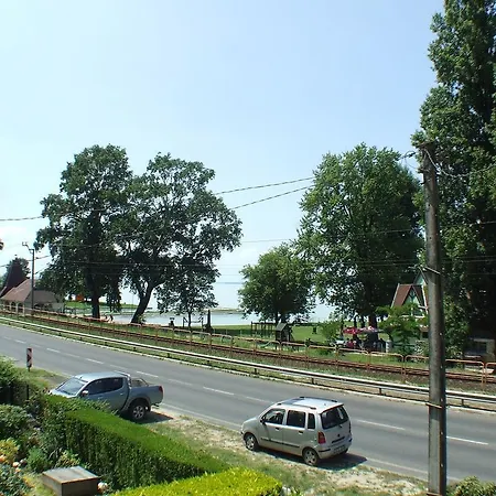 Vizparti Nyaralo Holiday home *